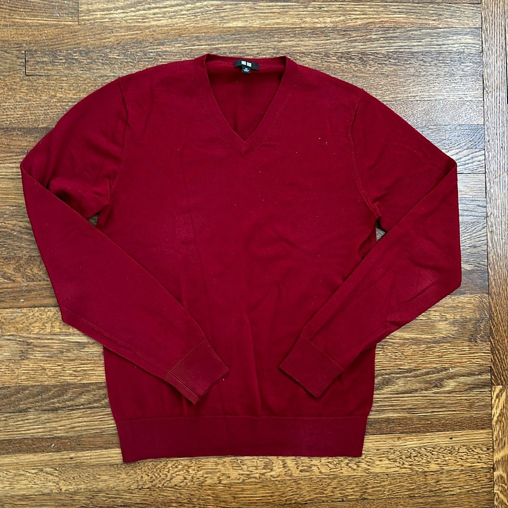 Uniqlo Men’s Wool V-neck Sweater. Red. XS